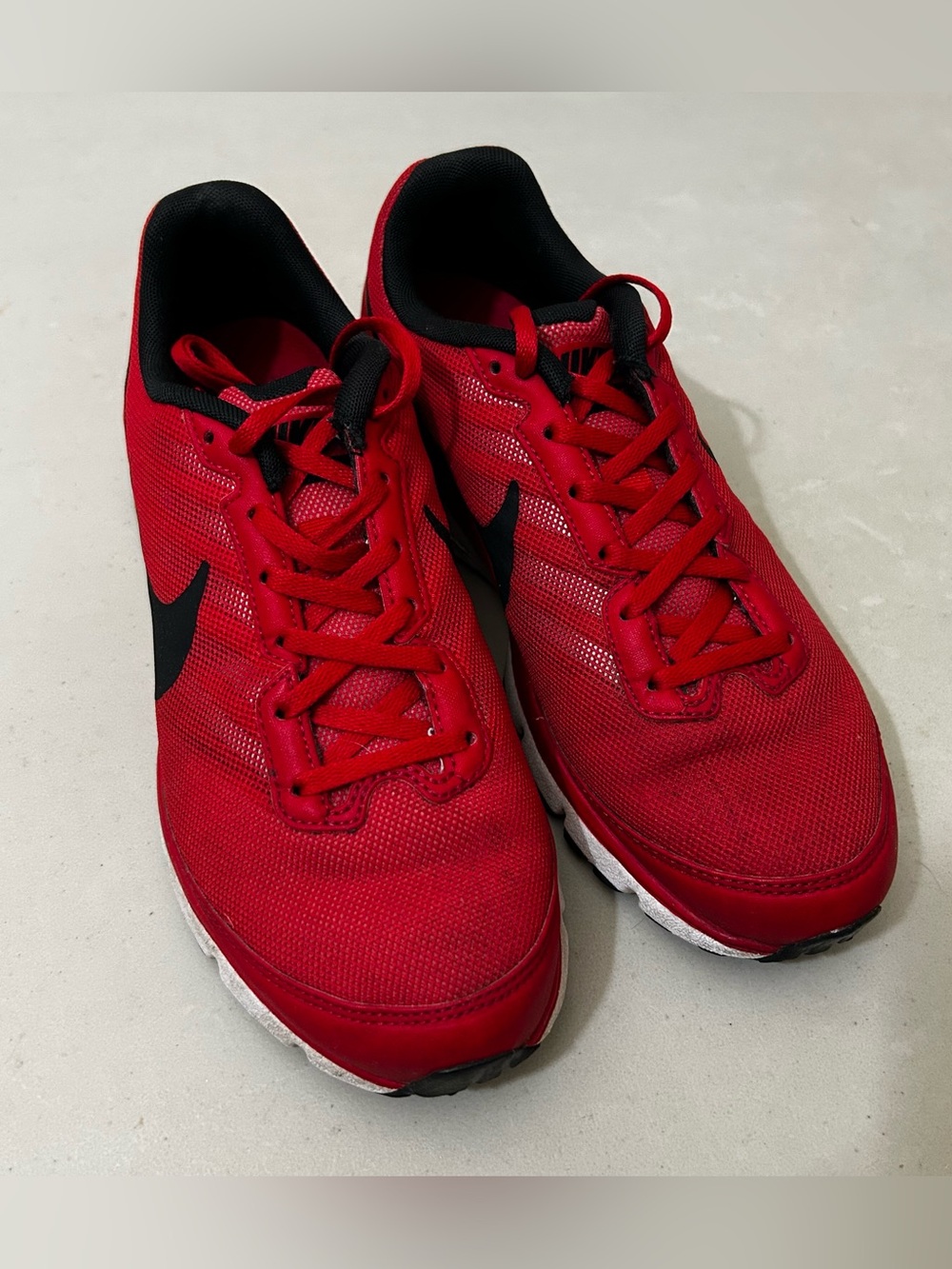 Nike Air Max Men’s Running Sneaker US 8 Red Black White Mesh Low Top